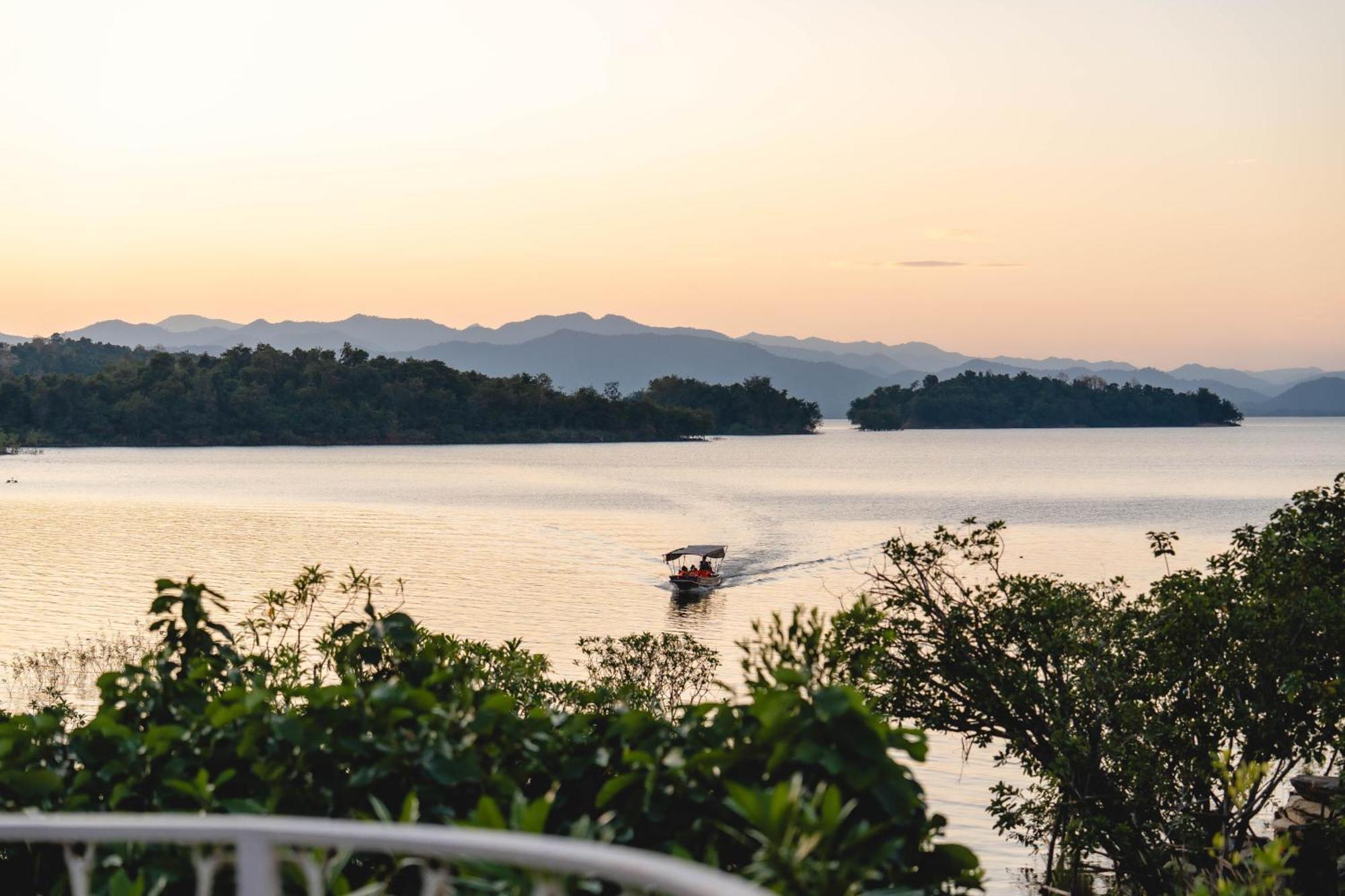 Le La Lake Resort And Spa ケーンクラチャン エクステリア 写真